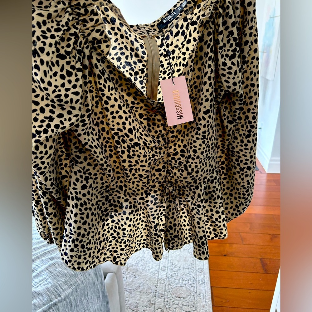 Bnwt- pretty peplum blouse with puff sleeves